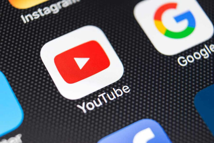 1009422034 YouTube and Google app icons on a smartphone screen.