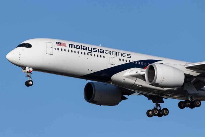 shutterstock_1983914810 Malaysia Airlines jet on final approach with landing gear down