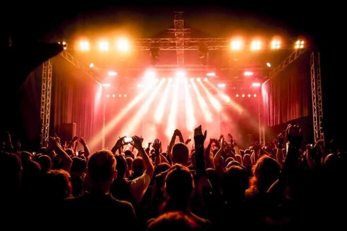 shutterstock_141727294 concert crowd under bright stage lights